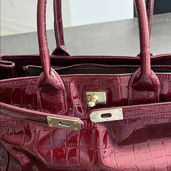 Elegant Burgundy Crocodile-Embossed Satchel - Picture 3 of 15